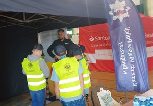 dzieci rozmawiają z policjantem