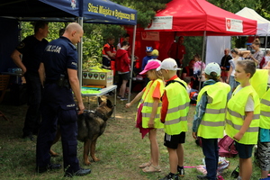 Policjant z psem służbowym