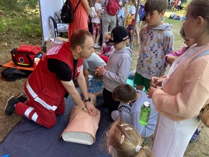 Ratownik medyczny pokazujący pierwszą pomoc dzieciom