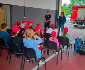 Policjanci prowadzący spotkanie w remizie