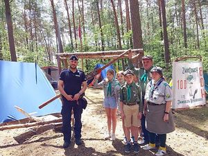 policjant z harcerzami