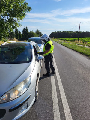 Policjant kontrolujący trzeźwość na drodze