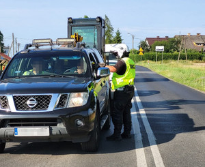 Policjant kontrolujący trzeźwość na drodze