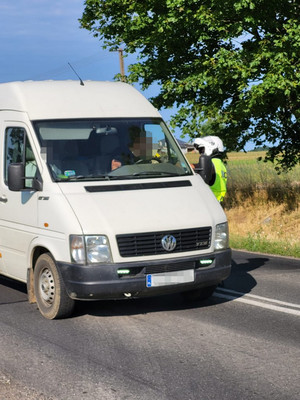 Policjant kontrolujący trzeźwość na drodze