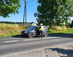 Policjant kontrolujący trzeźwość na drodze