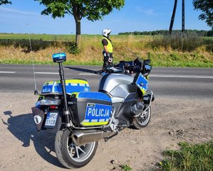 Policjant stojący na drodze