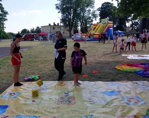 policjantka i dzieci podczas zabaw edukacyjnych