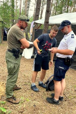 Policjant i strażnik leśny