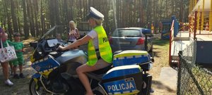 Kobieta na motorze policyjnym