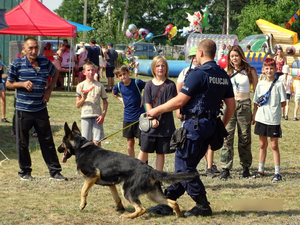 Przewodnik razem z psem służbowym na pikniku