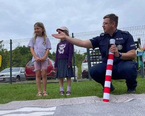 policjant i dzieci podczas zajęć