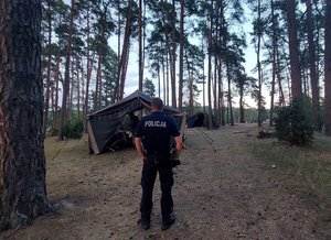 Policjant idący do obozu harcerskiego