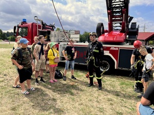 Rozmowa strażaka z dziećmi