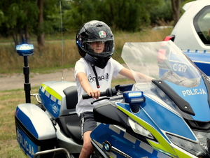 Dziecko na motorze policyjnym