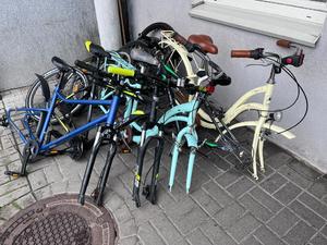 Odzyskane rowery leżące na chodniku przed komisariatem