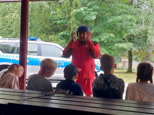 Ratownik WOPR podczas spotkania z dziećmi