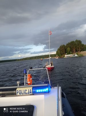 Policjanci holują łódź