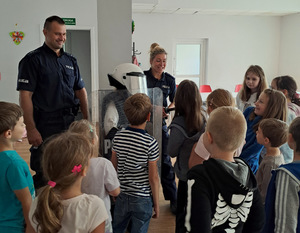 Dzieci podczas spotkania z policjantami