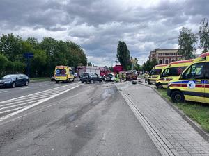 Rozbite samochody i służby na miejscu wypadku