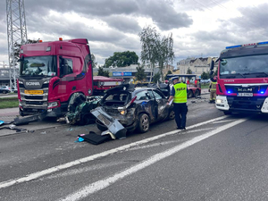 Rozbite samochody i służby na miejscu wypadku