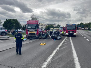 Rozbite samochody i służby na miejscu wypadku