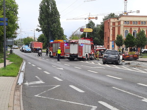 Rozbite samochody i służby na miejscu wypadku