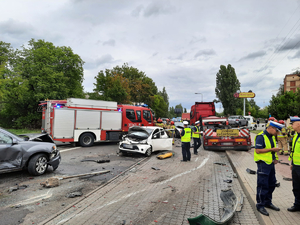 Rozbite samochody i służby na miejscu wypadku