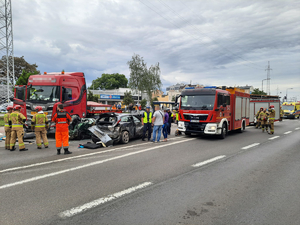 Rozbite samochody i służby na miejscu wypadku