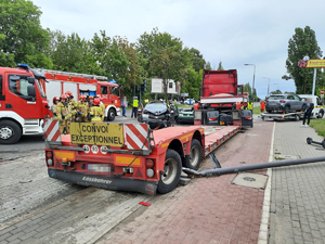 Rozbite samochody i służby na miejscu wypadku