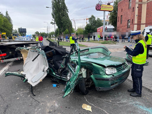 Policjantka podczas oględzin pojazdu