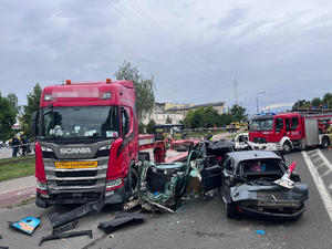 Rozbite pojazdy i wóz strażacki