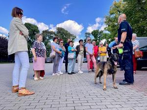 Seniorzy podczas spotkania z przewodnikiem psa służbowego