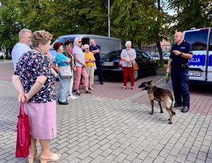 Seniorzy podczas spotkania z przewodnikiem psa służbowego