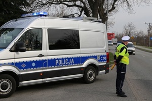 Policjant przy radiowozie