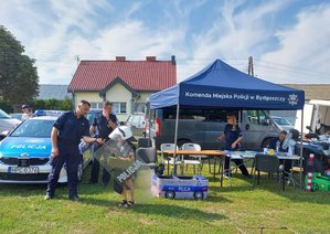 policjanci podczas działań profilaktycznych na dożynkach