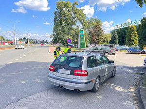 policjanci kontrolują pojazd