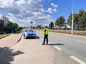 policjant mierzy prędkość pojazdów