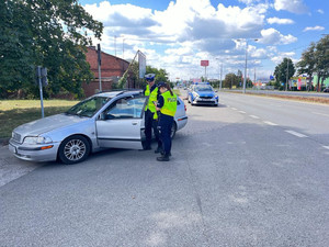 policjanci podczas kontroli pojazdu