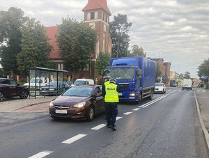 Policjanci kontrolują trzeźwość kierowców.