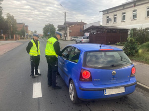 Policjanci kontrolują trzeźwość kierowcy samochodu osobowego.