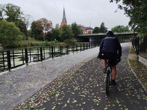 policjanci na rowerach podczas służby