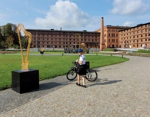 policjanci na rowerach podczas służby