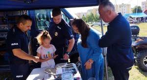 policjantka i dzieci podczas pikniku