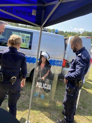 Policjanci i dzieci podczas festynu.