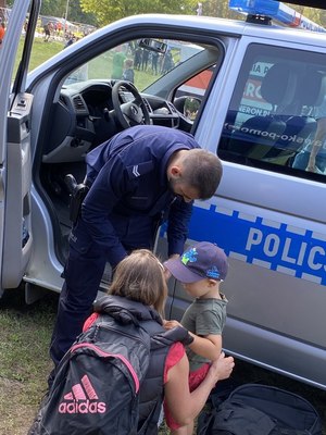 Policjanci i dzieci podczas festynu.