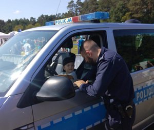 Policjanci i dzieci podczas festynu.