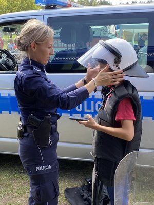 Policjanci i dzieci podczas festynu.