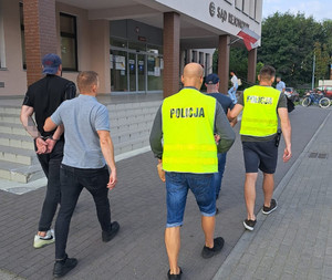 policjanci prowadzą zatrzymanych