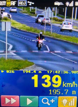 motocyklista podczas pomiaru prędkości
