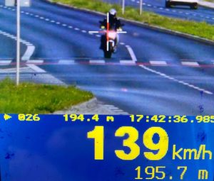 motocyklista podczas pomiaru prędkości